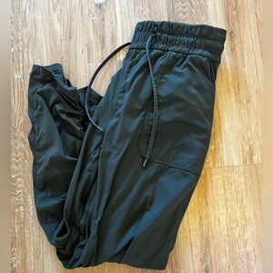 Lululemon Dance Studio CROP pant.